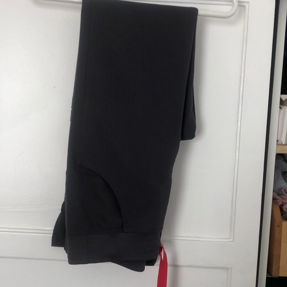 Figs xxs kade cargo pants in dark gray. Matching Catrina one pocket top.
